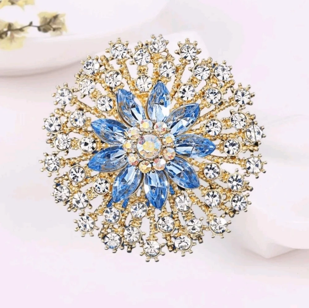 Rhinestone Crystal Gold Tone Large Shiny Sparkly Starburst Brooch Pin - Picture 5 of 6